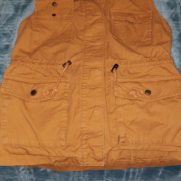 Love Tree sleeveless utility vest with hood in mustard - Picture 6 of 7